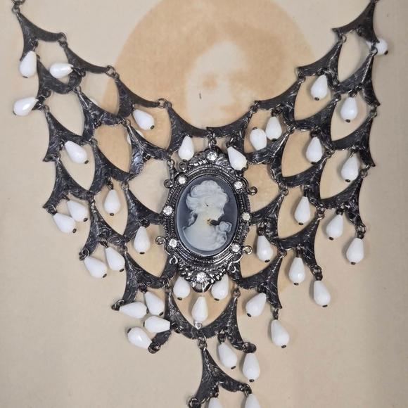 Elegant Silver and Black Necklace - Picture 7 of 7